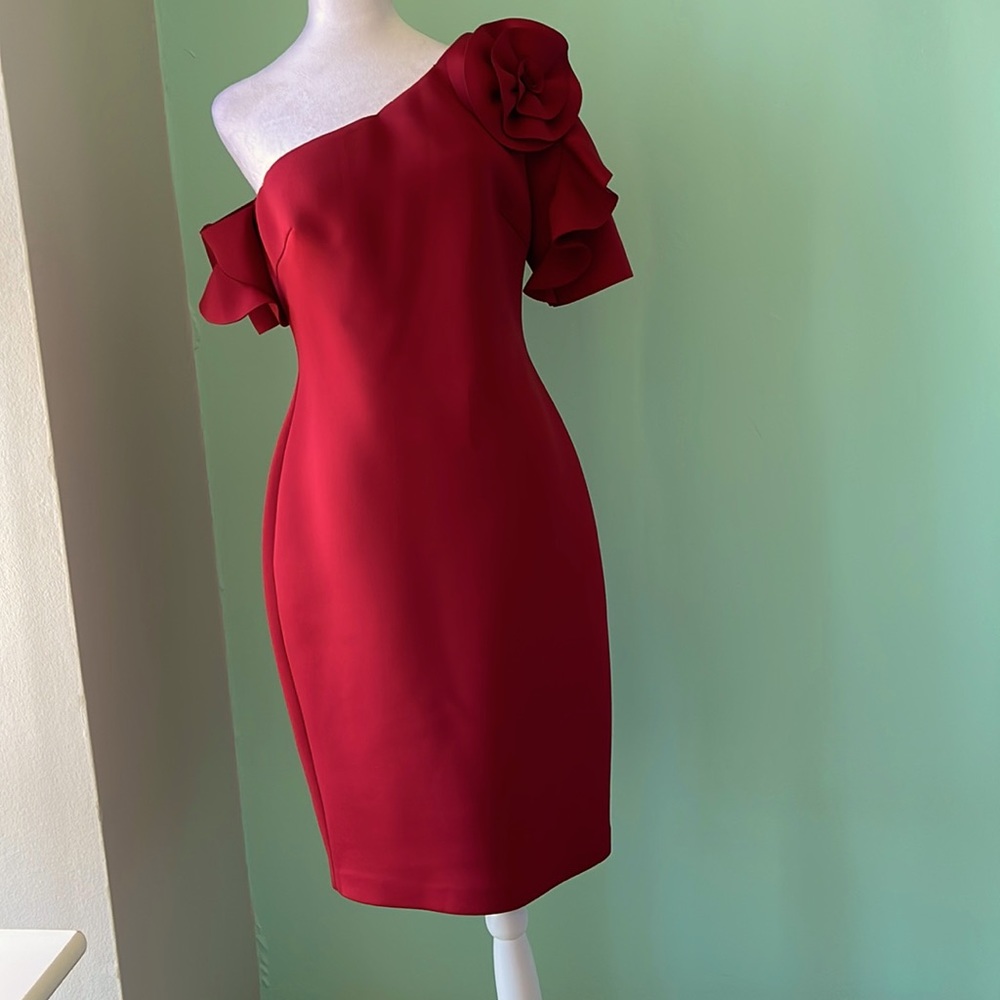 Gorgeous flattering Tadashi shoji in size 10 with stretchable material